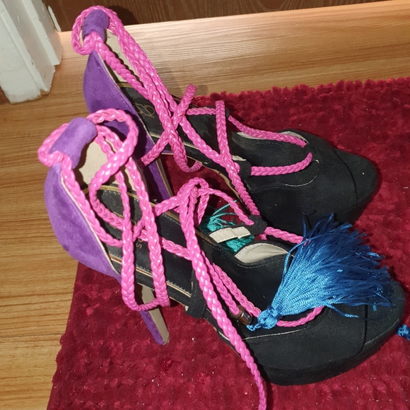 Heels - Picture 2 of 4